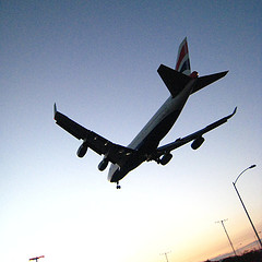 Plane over LA Airport CC License by stevelyon